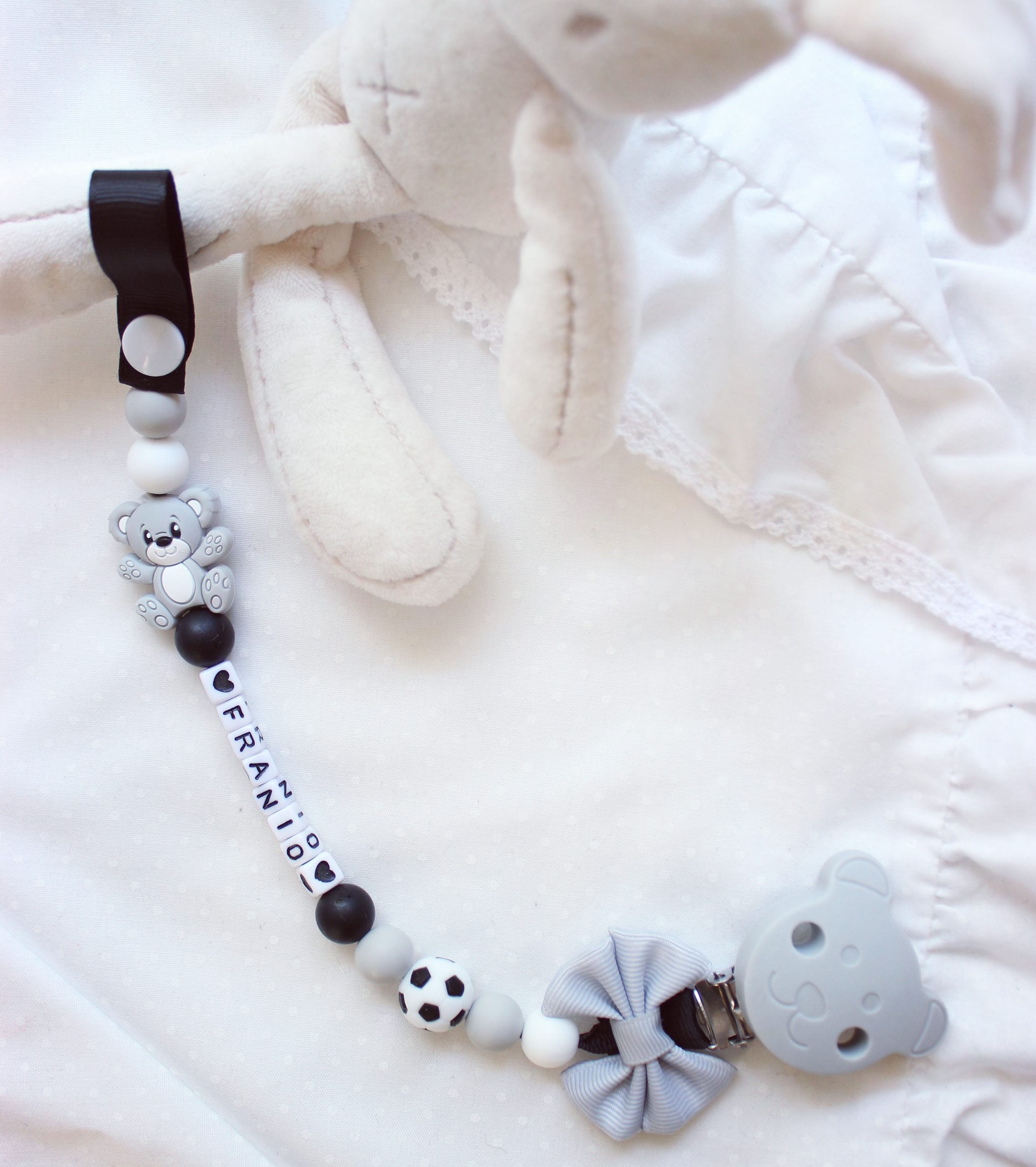 Zawieszka do smoczka Miś z piłką / Tasiemka + klips silikonowy