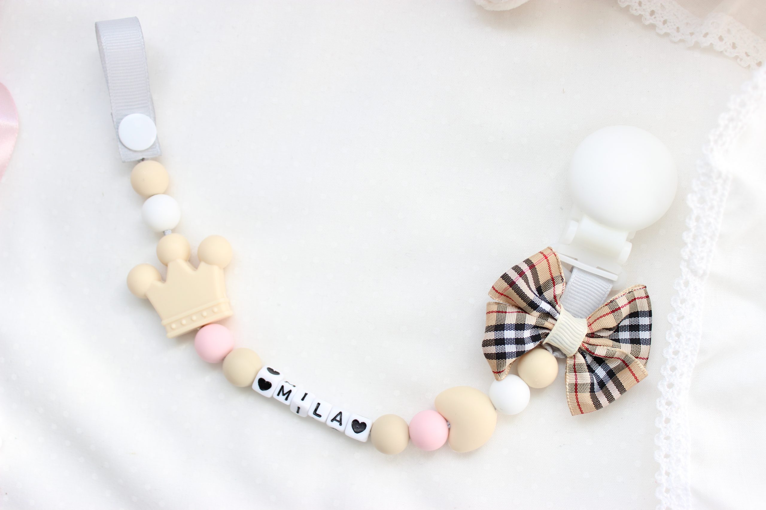 Zawieszka do smoczka beżowa korona + kratka/Klips silikonowy