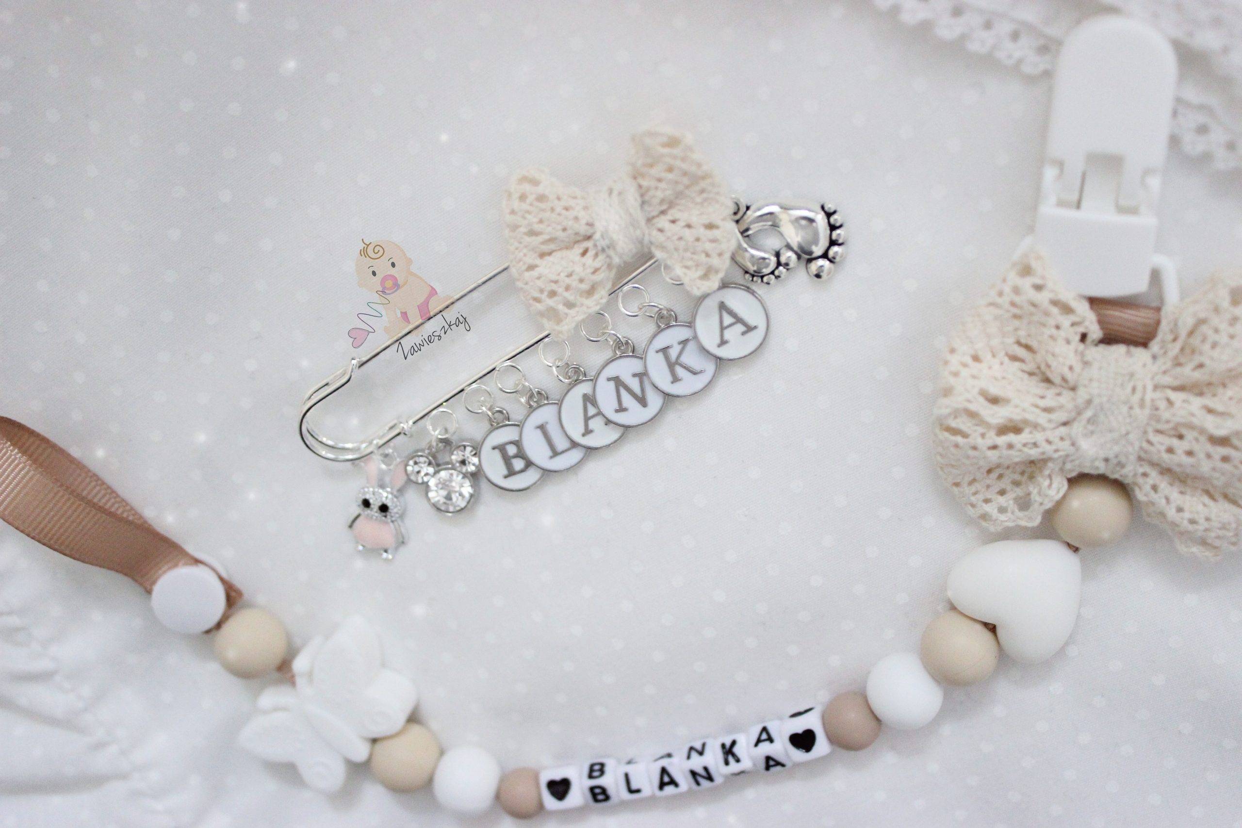 Zawieszka do smoczka beżowo- biała/ Klips plastikowy