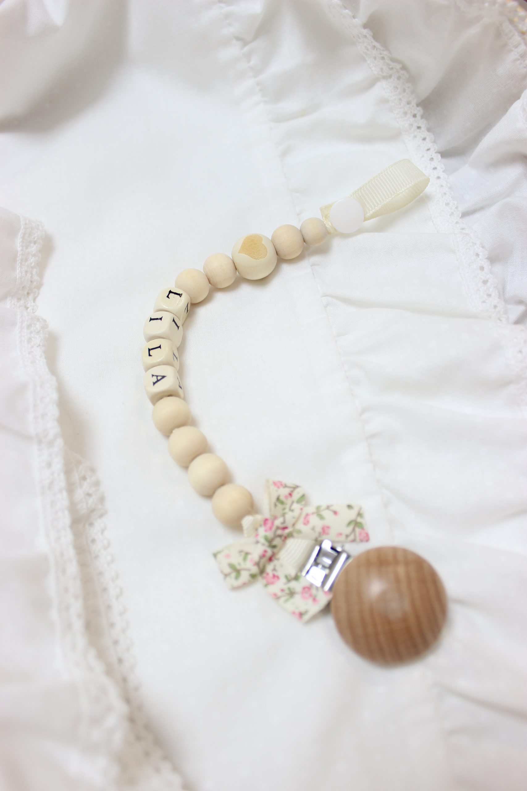 Drewniana zawieszka do smoczka Flowers