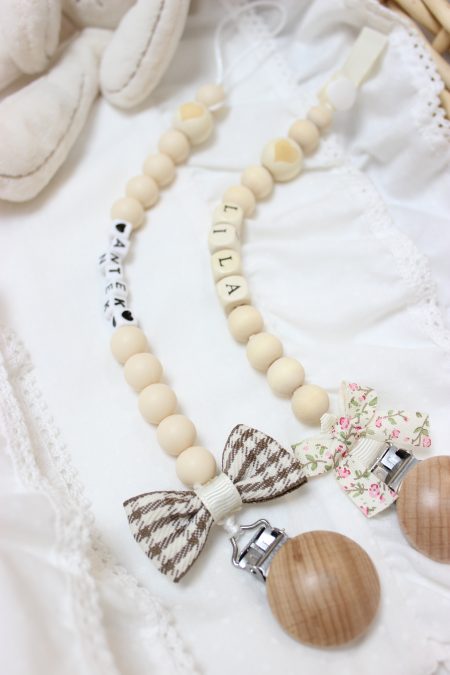 Drewniana zawieszka do smoczka na sznureczku 'Kratka’