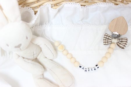 Drewniana zawieszka do smoczka na sznureczku 'Kratka’