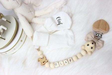 Drewniana zawieszka do smoczka z Misiem z muszką