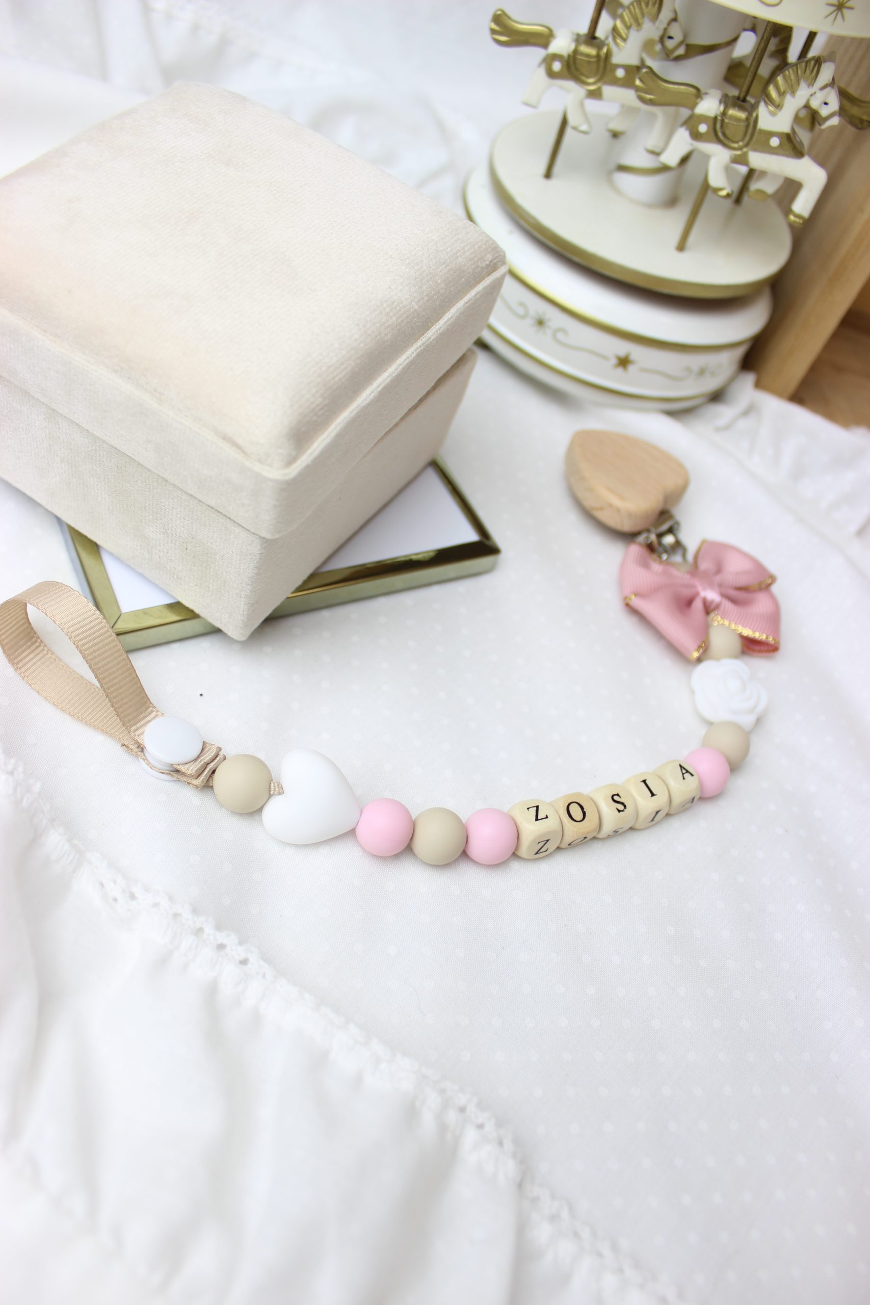 Zawieszka do smoczka z elementami drewna/ róż