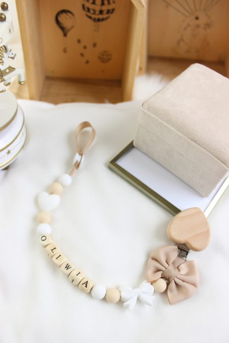 Zawieszka do smoczka 'biała kokardka i drewno’