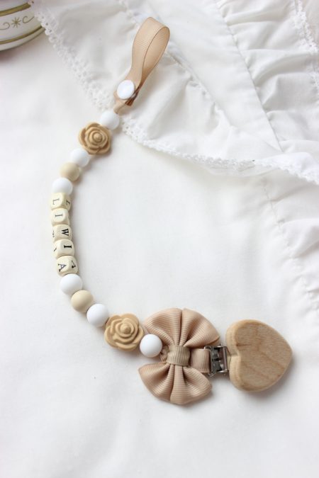 Zawieszka do smoczka ” Beżowe kwiatuszki”