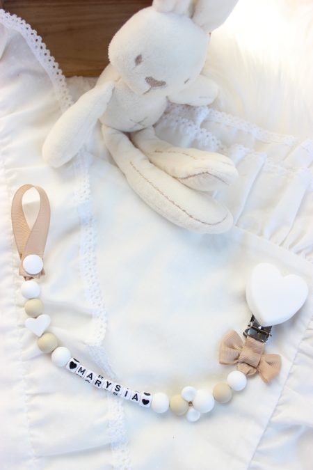 Zawieszka „biało- beżowa/miki”