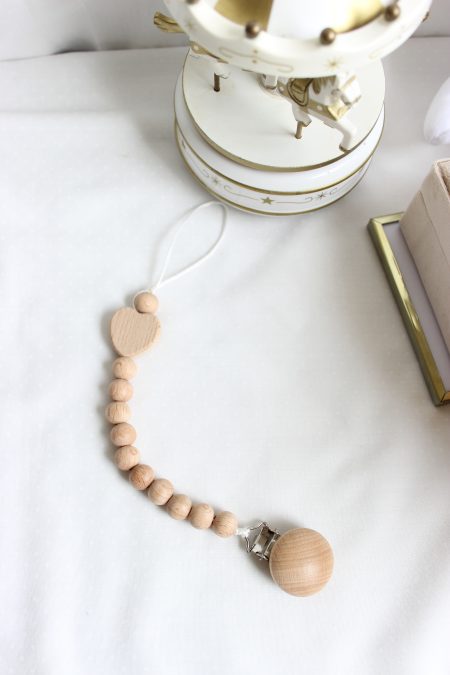 Zawieszka do smoczka z drewna z sercem