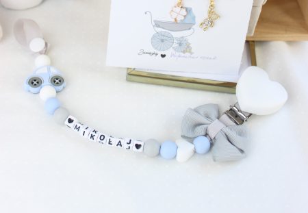 Zawieszka biało- niebieska autko