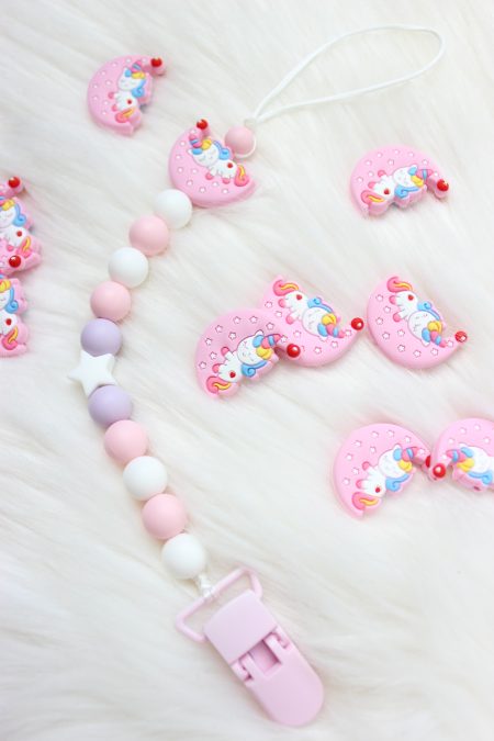 Zawieszka do smoczka 'jednorożec na księżycu”