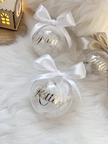 Bombka z piórkami i białą kokardą