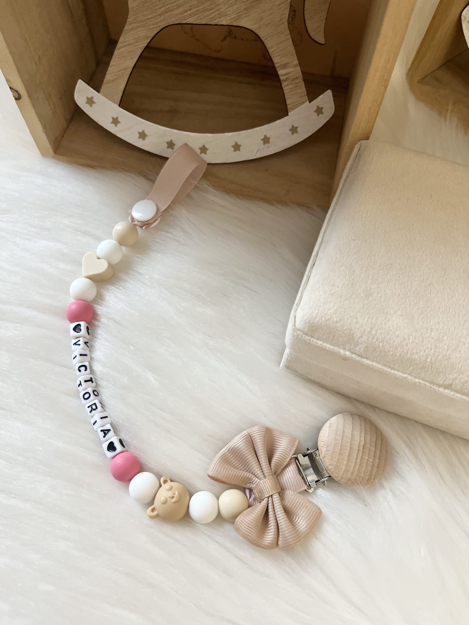 Zawieszka do Smoczka „ brudny róż z beżem „