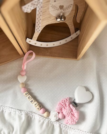 Zawieszka do Smoczka z ażurową kokardką