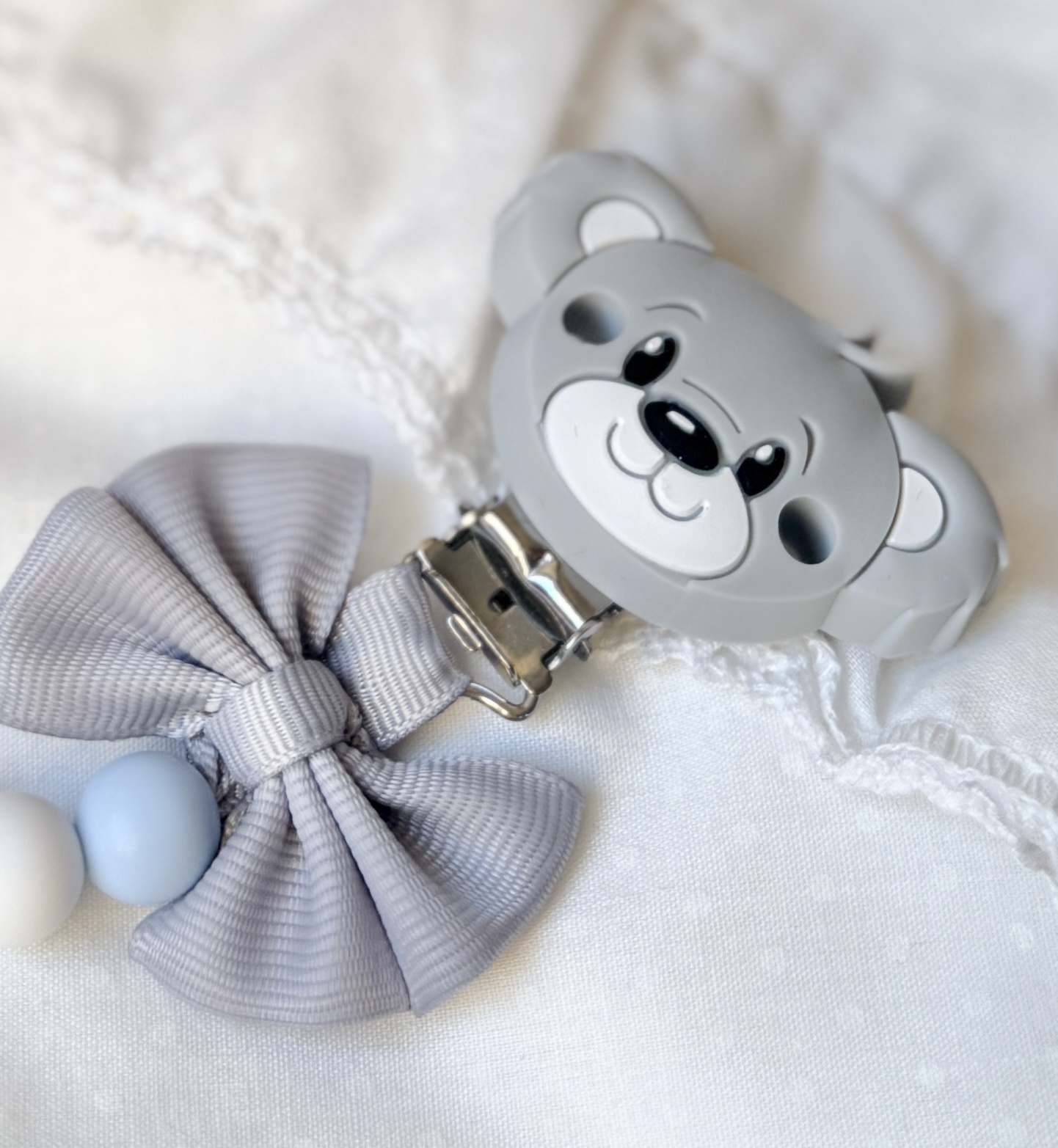 Zawieszka do smoczka na tasiemce z motywem misia i piłki - obrazek 2